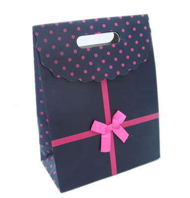 Los regalos de la Navidad/del cumpleaños/de boda empapelan el bolso del regalo con el papel y Art Paper de Kraft