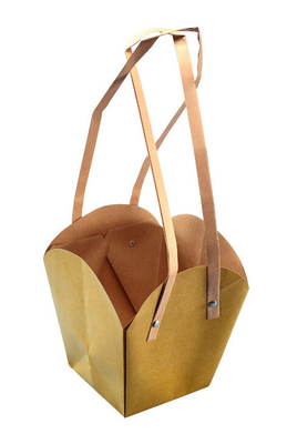La flor de papel de Kraft lleva los bolsos con la manija, regalos de papel convenientes que llevan el bolso